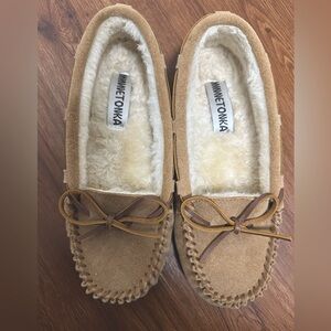 Womens Minnetonka slippers. Never worn. Size 7